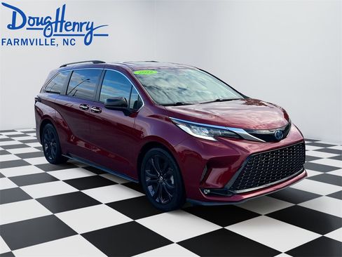 Used 2022 Toyota Sienna XSE image 7
