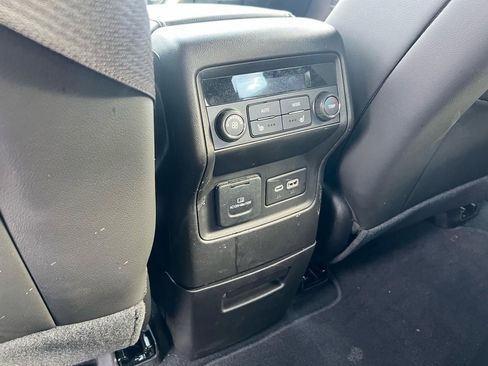 Used 2023 GMC Acadia SLT w/ Elevation Edition image 28