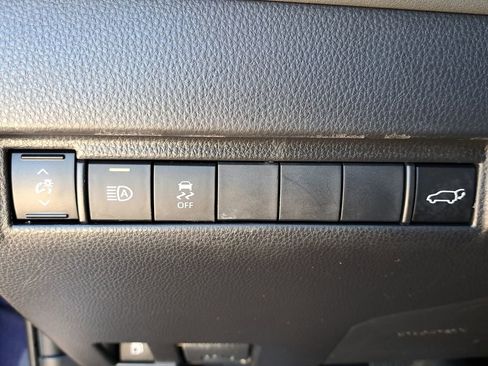 Used 2022 Toyota Venza LE image 29