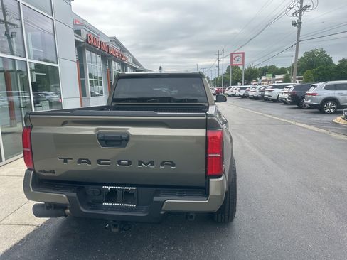 Used 2024 Toyota Tacoma TRD Sport AWD/4WD image 4