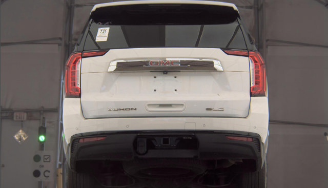 Used 2023 GMC Yukon XL SLE w/ Gmc Pro Safety Plus Package AWD/4WD image 6
