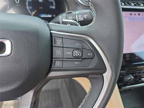 Used 2025 Jeep Grand Cherokee Limited w/ Luxury Tech Group II image 31