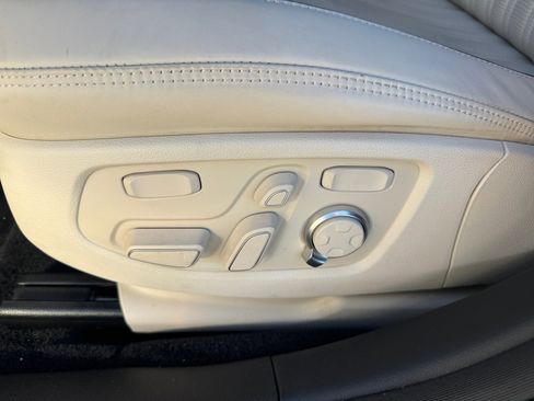 Used 2022 Genesis G90 3.3T Premium image 14