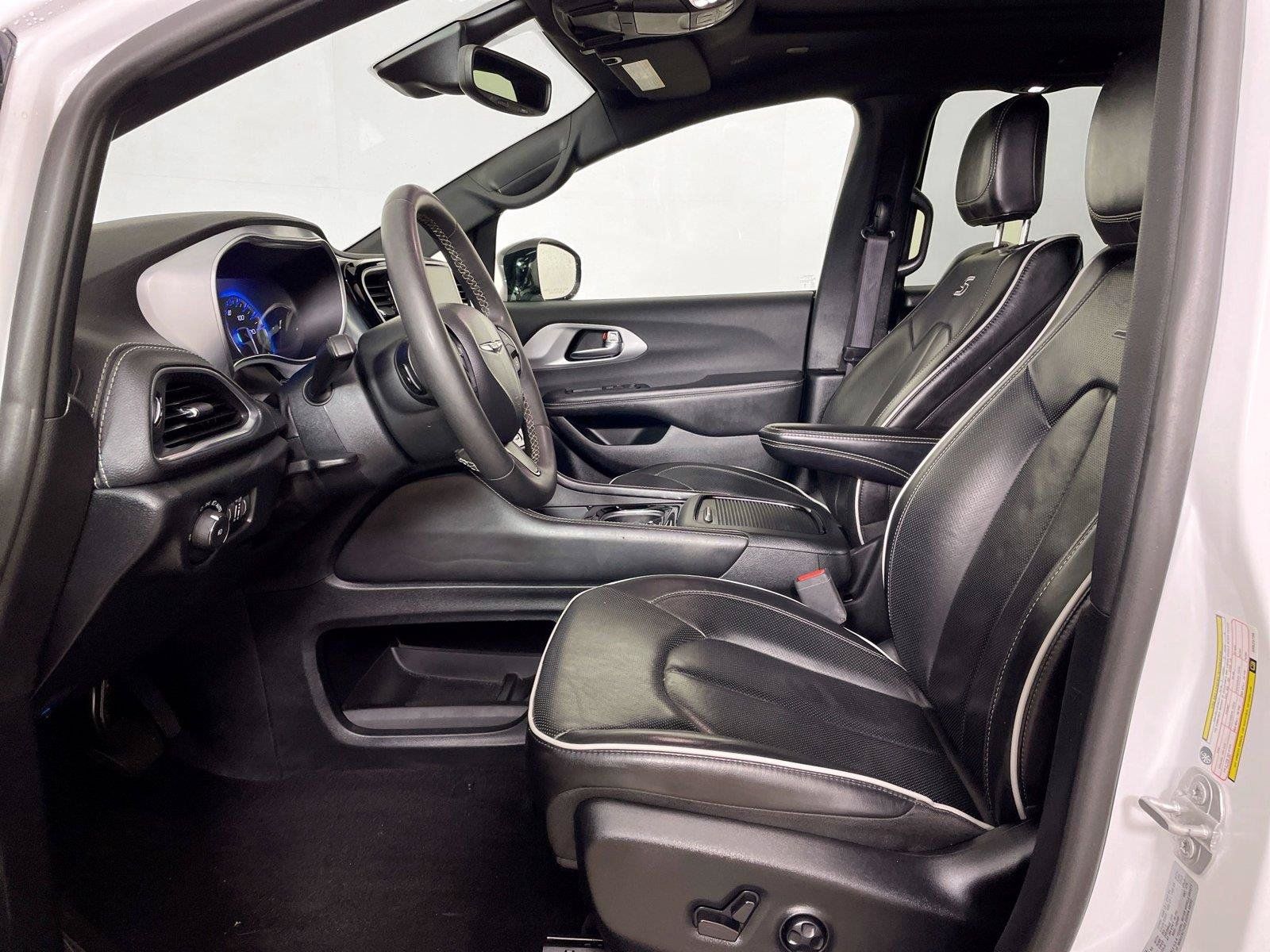 Used 2025 Chrysler Pacifica Limited FWD image 5