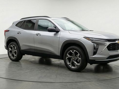 Used 2025 Chevrolet Trax LT image 1