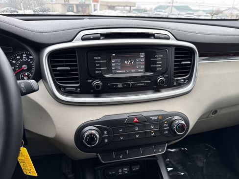 Used 2016 Kia Sorento LX w/ LX Convenience Package image 24