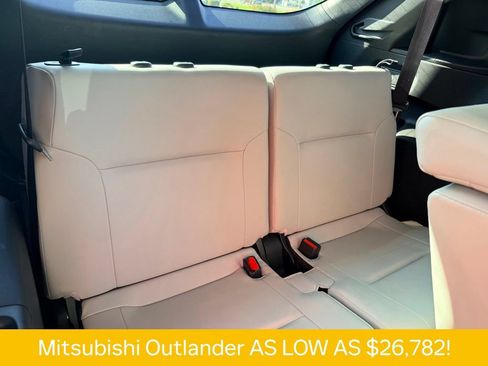 Used 2025 Mitsubishi Outlander SE FWD image 19