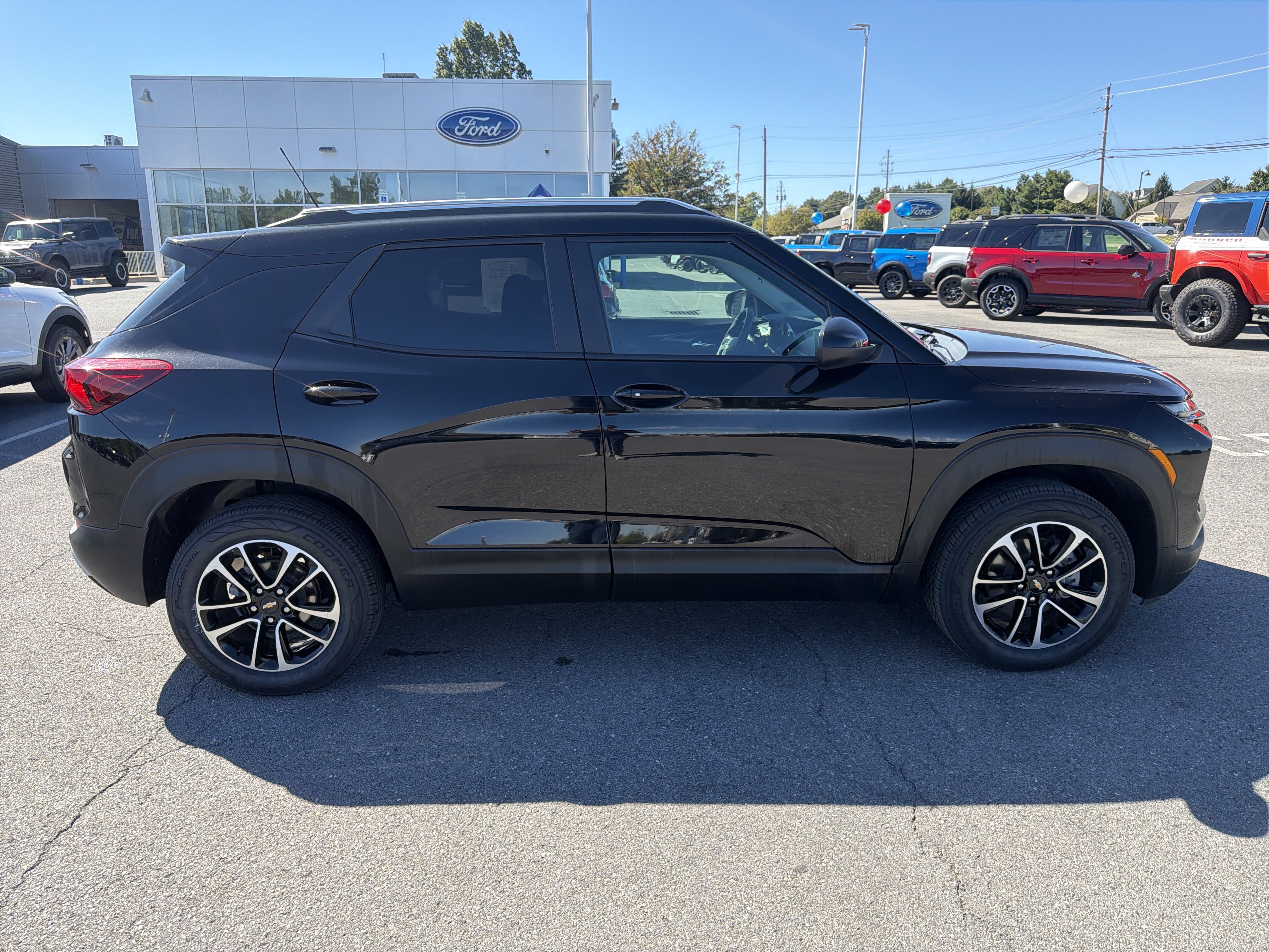 Used 2025 Chevrolet TrailBlazer LT AWD/4WD image 2
