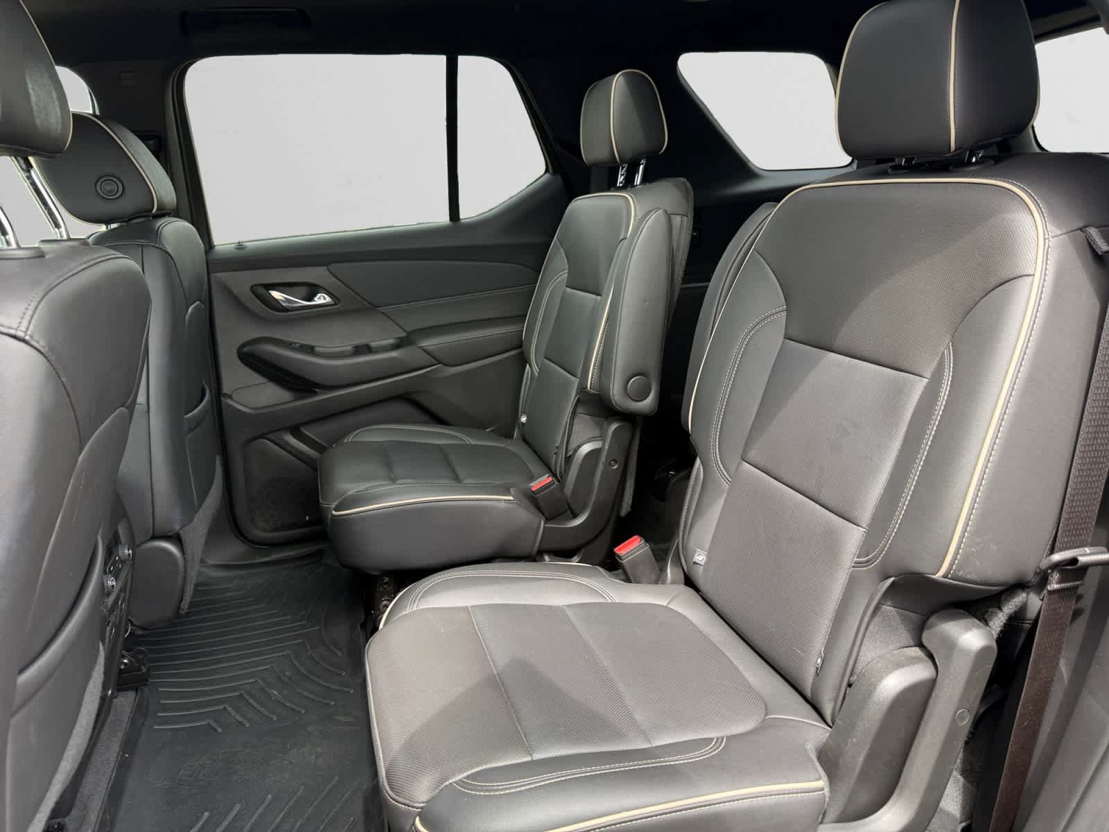 Used 2023 Chevrolet Traverse Premier FWD image 11