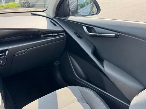 Used 2024 Kia Niro LX FWD image 15