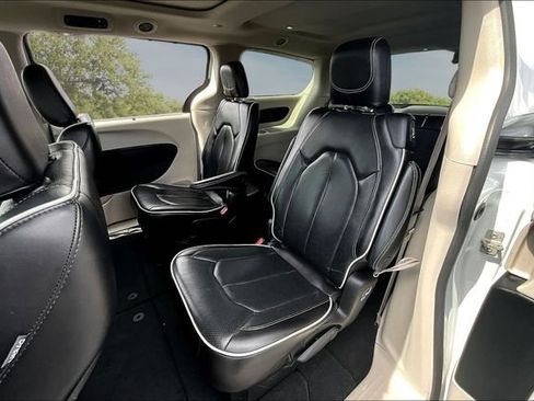 Used 2023 Chrysler Pacifica Limited FWD image 21