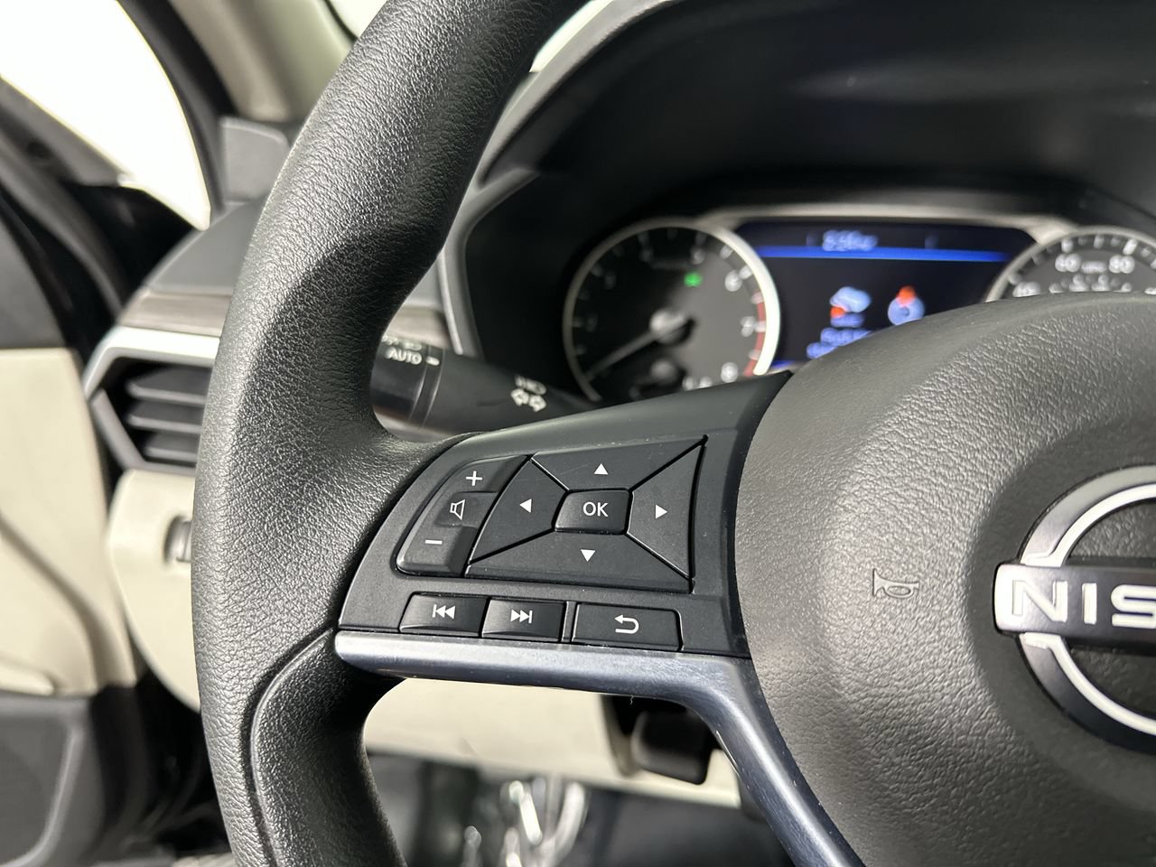 Used 2025 Nissan Altima 2.5 SV FWD image 7
