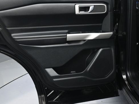 Used 2021 Ford Explorer XLT w/ Equipment Group 202A RWD image 12