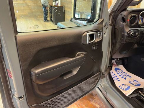 Used 2025 Jeep Wrangler Unlimited Rubicon image 6