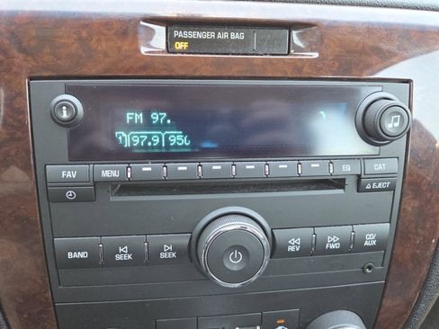Used 2011 Chevrolet Impala LTZ FWD image 3