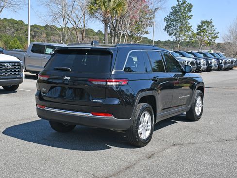 Used 2024 Jeep Grand Cherokee Laredo w/ Luxury Tech Group I AWD/4WD image 4