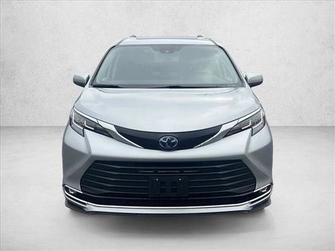 Used 2023 Toyota Sienna XLE image 2