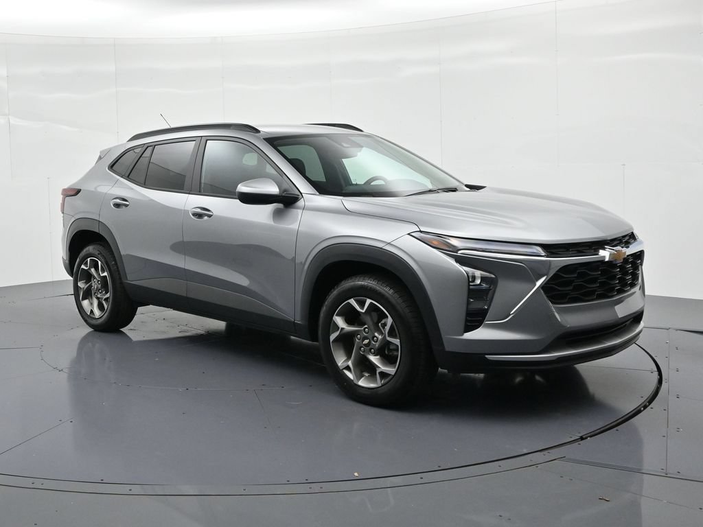 Used 2025 Chevrolet Trax LT FWD image 4