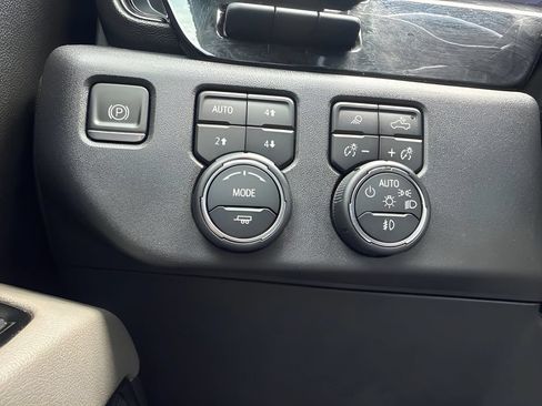 Used 2022 Chevrolet Silverado 1500 ZR2 w/ Technology Package AWD/4WD image 24