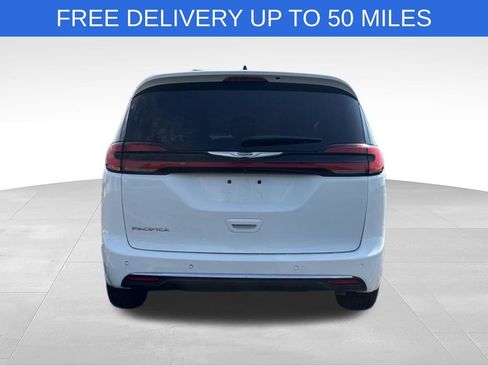 Used 2023 Chrysler Pacifica Touring-L FWD image 7