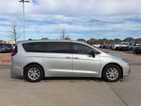 Used 2024 Chrysler Pacifica Touring-L image 10