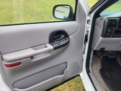Used 2004 Chevrolet Venture LT image 19