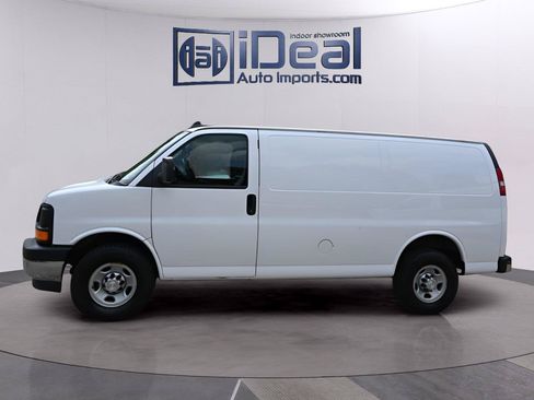 Used 2017 Chevrolet Express 3500 RWD image 2