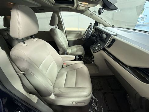 Used 2018 Toyota Sienna XLE image 28