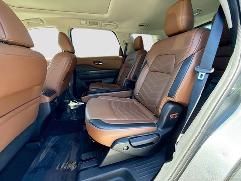 Used 2024 Nissan Pathfinder Platinum FWD image 21