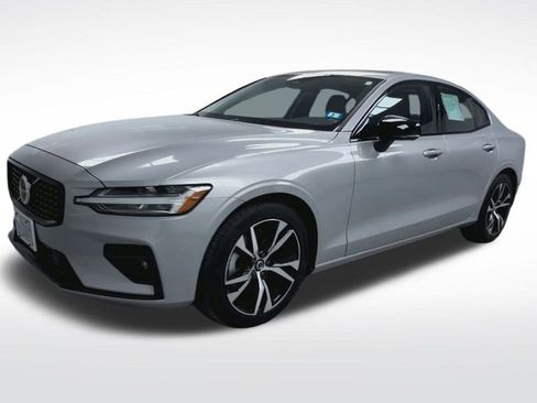 Used 2025 Volvo S60 B5 Core image 4