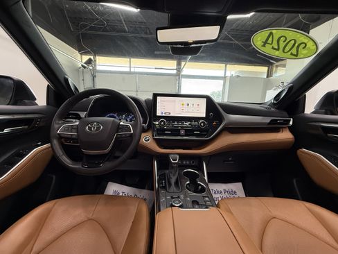 Used 2024 Toyota Highlander Platinum AWD/4WD image 14