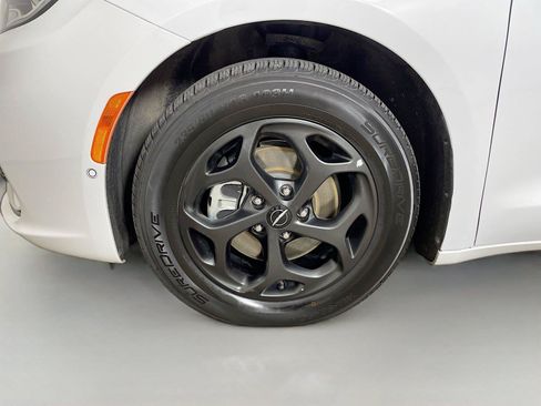 Used 2024 Chrysler Pacifica Limited FWD image 30