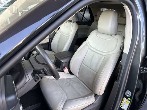 Used 2020 Ford Explorer Platinum w/ Premium Technology Package AWD/4WD image 12