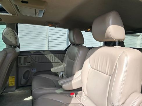 Used 2010 Toyota Sienna XLE image 17