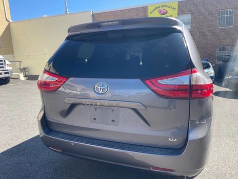 Used 2015 Toyota Sienna XLE w/ XLE Navigation Package image 8