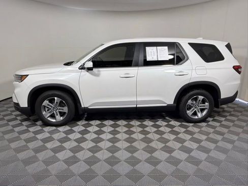 Used 2025 Honda Pilot EX-L image 3