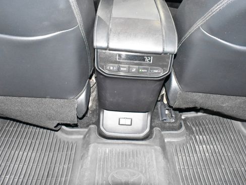 Used 2025 Toyota Highlander XLE FWD image 31