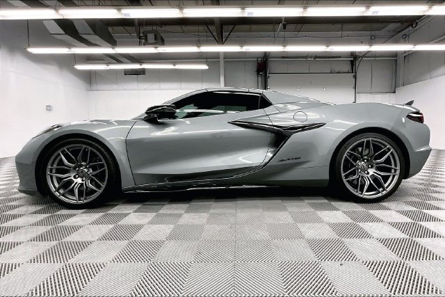 Used 2024 Chevrolet Corvette Z06 RWD image 13