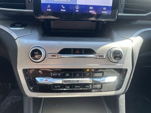 Used 2022 Ford Explorer XLT w/ Equipment Group 202A AWD/4WD image 18