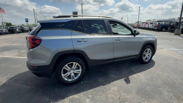Used 2024 GMC Terrain SLE w/ Driver Convenience Package FWD image 9
