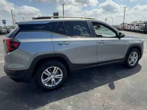 Used 2024 GMC Terrain SLE w/ Driver Convenience Package FWD image 9