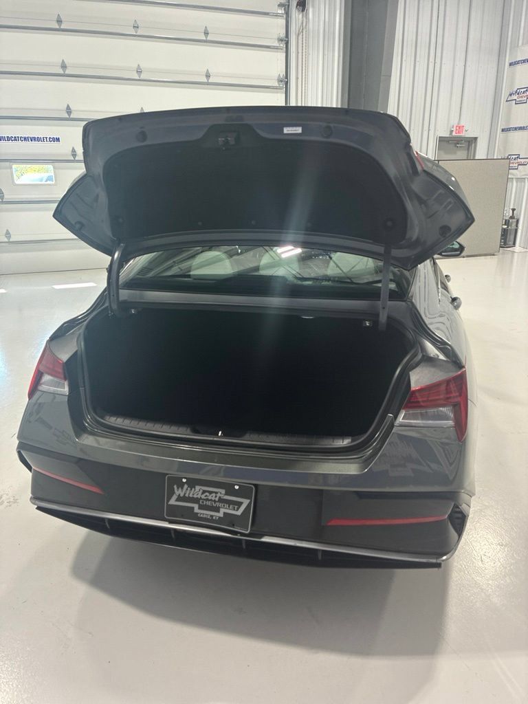 Used 2025 Hyundai Elantra Limited FWD image 29