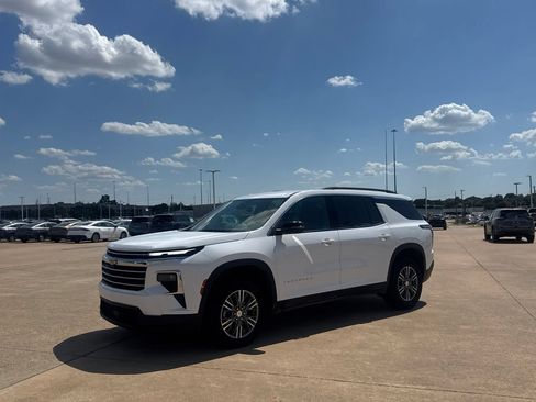 Used 2025 Chevrolet Traverse LT FWD image 10