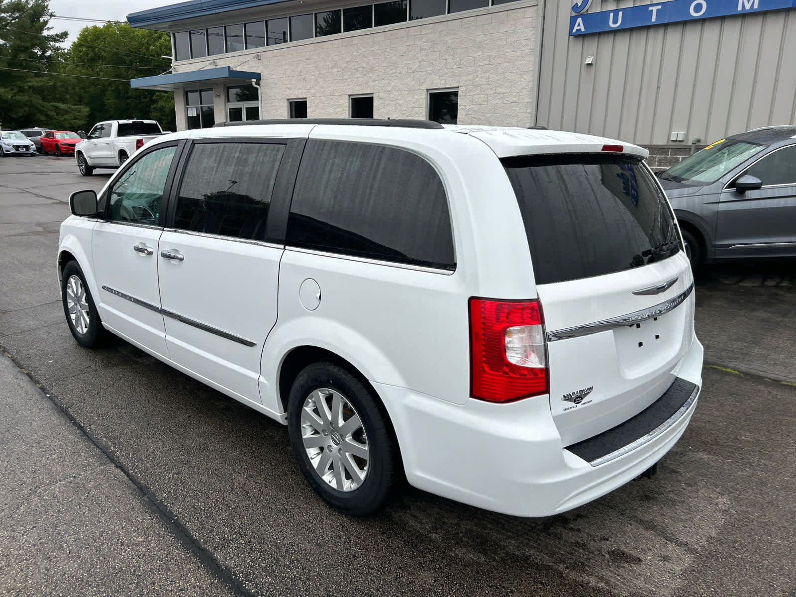 Used 2015 Chrysler Town & Country Touring w/ Driver Convenience Group FWD image 5
