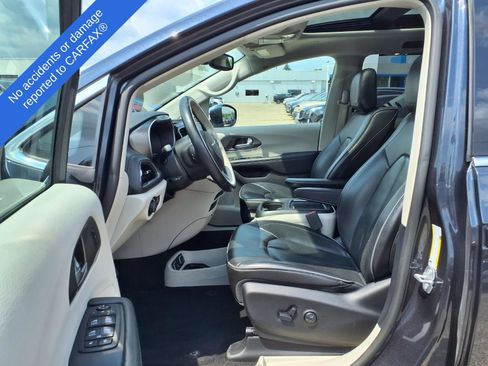 Used 2019 Chrysler Pacifica Limited w/ Advanced Safetytec Group FWD image 18