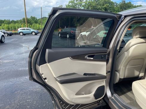 Used 2019 Lincoln Nautilus Reserve FWD image 18