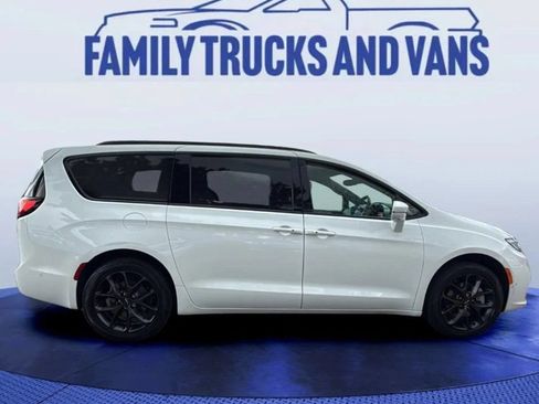Used 2022 Chrysler Pacifica Touring-L w/ Uconnect Theater Family Group AWD/4WD image 5
