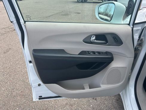 Used 2019 Chrysler Pacifica Limited image 13