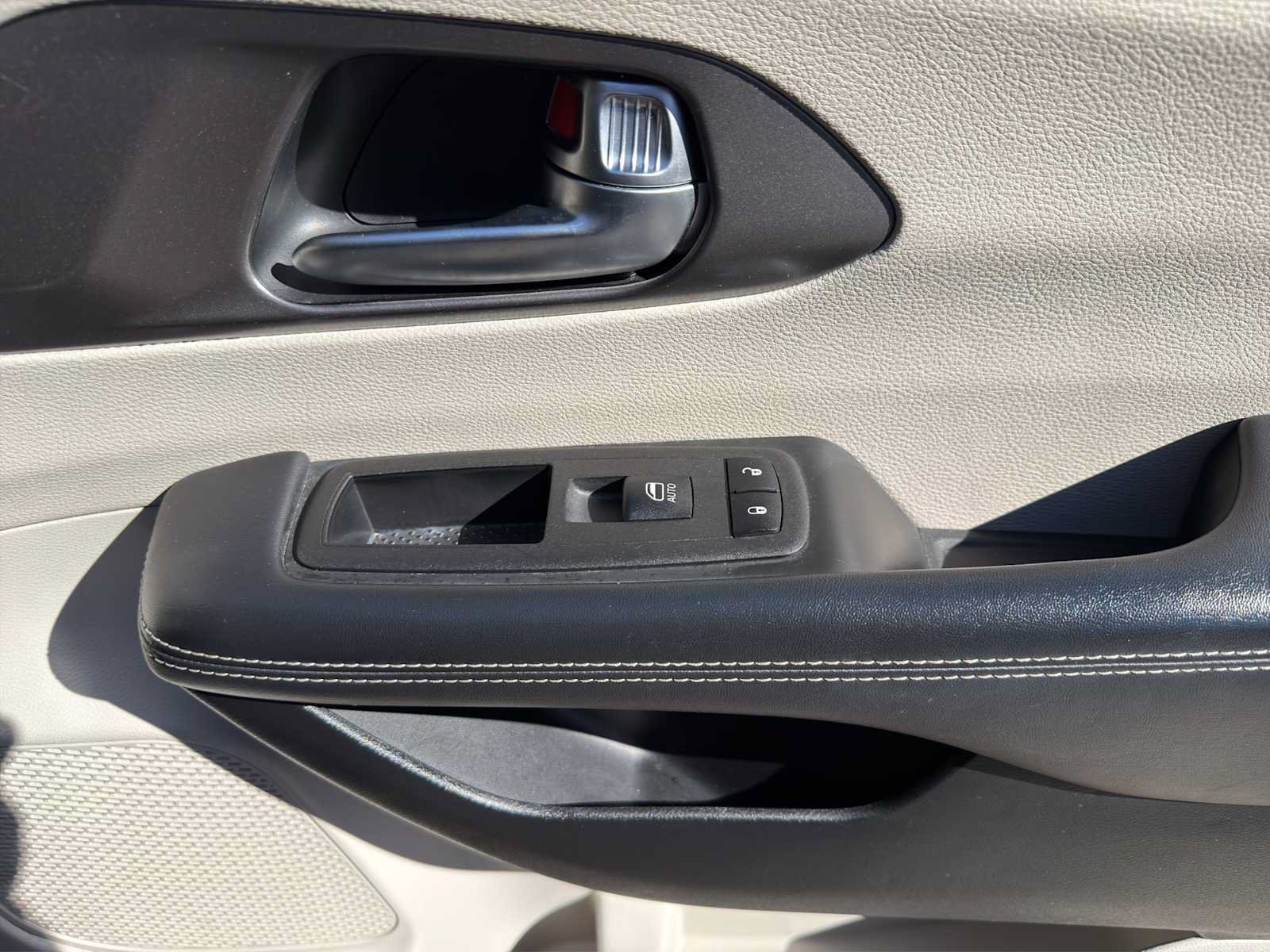 Used 2023 Chrysler Pacifica Touring-L FWD image 19