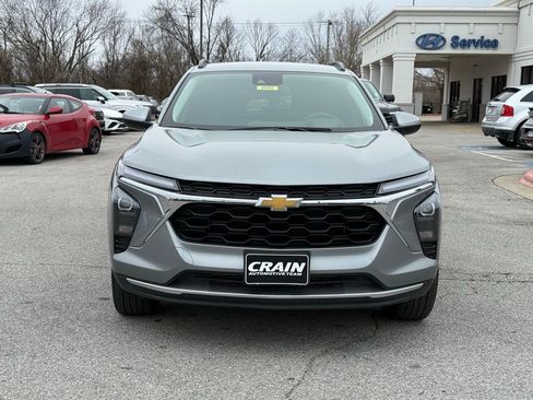 Used 2025 Chevrolet Trax LT w/ LT Convenience Package image 2
